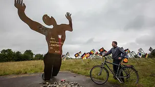 Fahrradfahrer betrachtet Kunstwerk