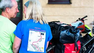 Pärchen, Frau mit einem T-Shirt auf dem die Route eingezeichnet ist