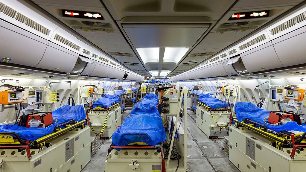 Krankenbetten in einem Flugzeug.