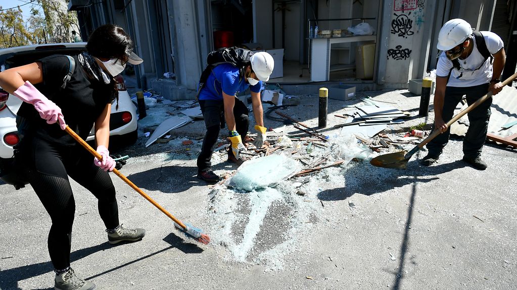 Les habitants de Beyrouth essaient de déblayer les rues