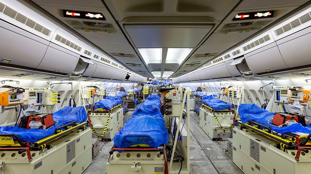 Des lits dans un avion sanitaire