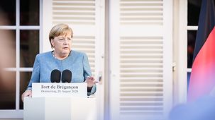 Bundeskanzlerin Angela Merkel spricht auf einer Pressekonferenz.