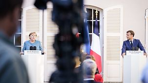 Bundeskanzlerin Angela Merkel und Emmanuel Macron, Frankreichs Präsident, während einer gemeinsamen Pressekonferenz.