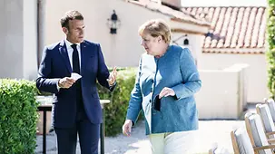 Bundeskanzlerin Angela Merkel im Gespräch mit Emmanuel Macron, Frankreichs Präsident.