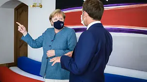 Bundeskanzlerin Angela Merkel im Gespräch mit Emmanuel Macron, Frankreichs Präsident.