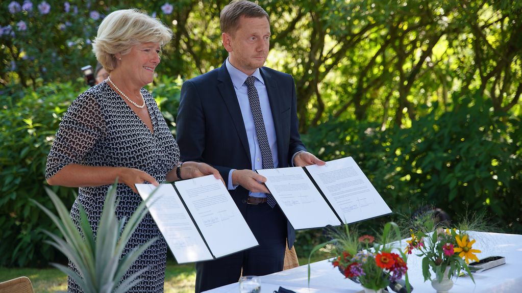 Kulturstaatsministerin Grütters und Sachsens Ministerpräsident Kretschmer unterzeichnen eine Absichtserklärung zur institutionellen Förderung des Pückler-Parks in Bad Muskau