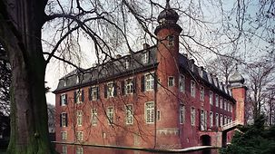 Außenaufname des Schlosses Gymnich bei Erftstadt vom 03.04.1974. 