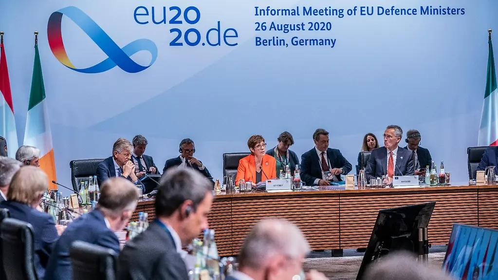 Annegret Kramp-Karrenbauer (CDU, Mitte, hinten), Verteidigungsministerin, spricht neben Jens Stoltenberg (2.v.r.), Nato-Generalsekretär, zu Beginn des informellen Treffens der EU-Verteidigungsminister. 