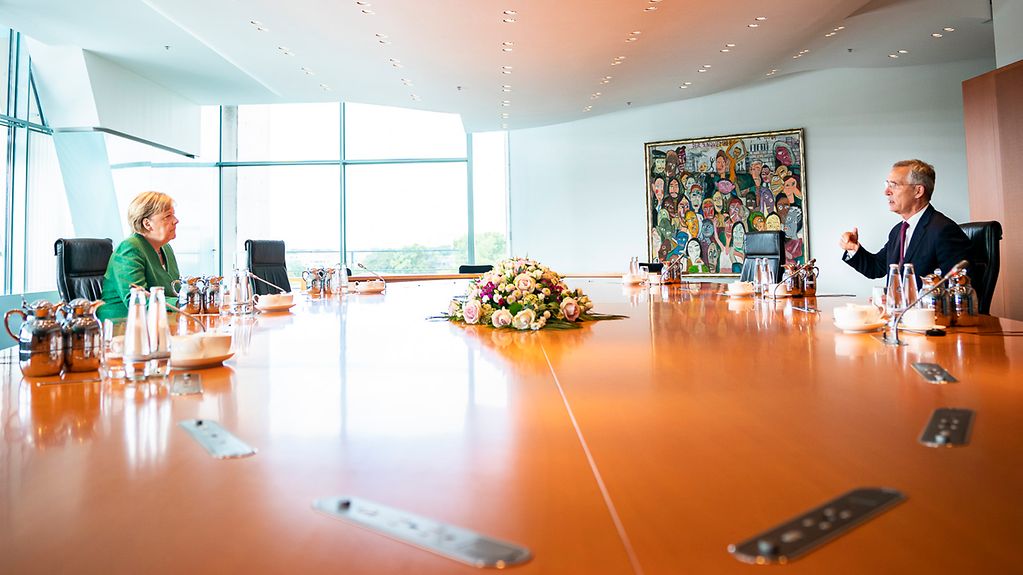 Treffen im Kanzleramt: Das Bild zeigt Kanzlerin Angela Merkel und Nato-Generalsekretär Jens Stoltenberg am Konferenztisch im Kanzleramt.