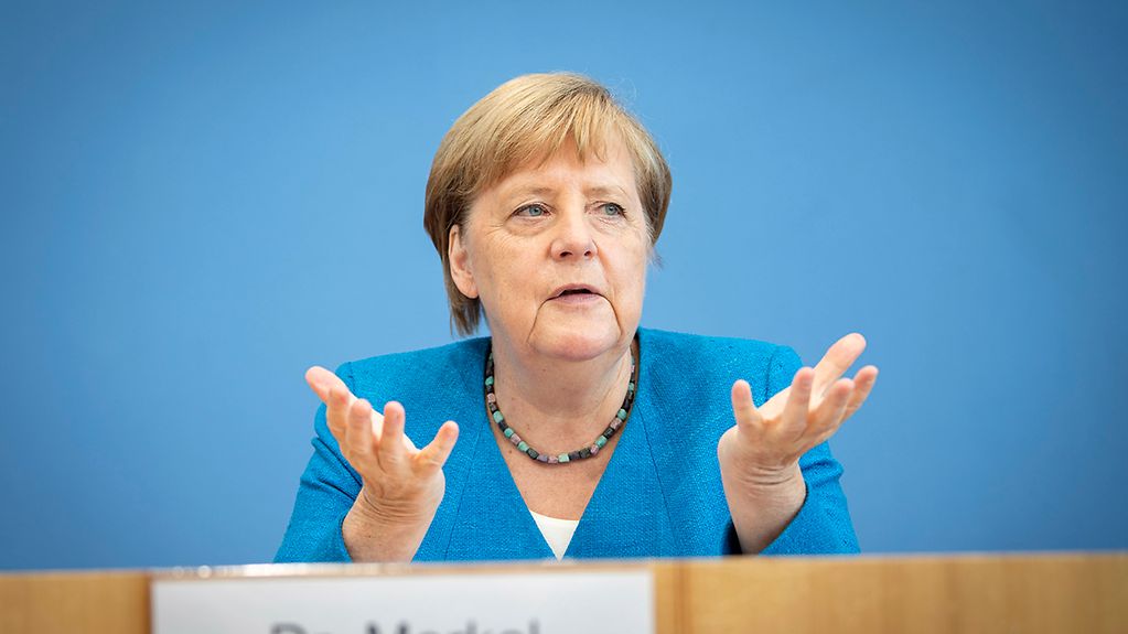 Das Bild zeigt Kanzlerin Merkel auf dem Podium der Bundespressekonferenz