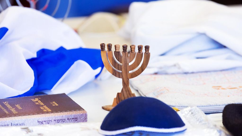 Ein siebenarmiger jüdischer Leuchter steht auf einem Tisch.