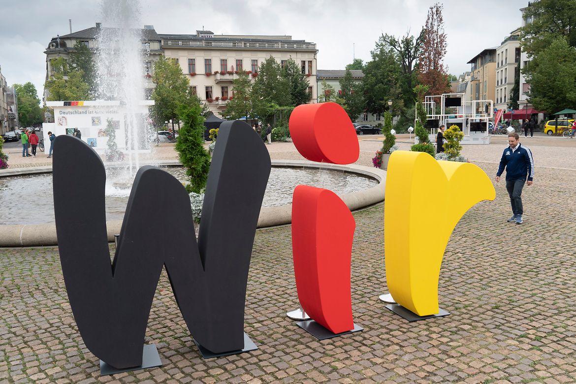 Auf dem Luisenplatz im Potsdam steht in lebensgroßen Buchstabend das Motto der Einheits-Expo "Wir"
