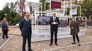 Die stellvertretende Regierungssprecherin Martina Fietz mit dem Bundesratspräsidenten, Brandenburgs Ministerpräsiden Dietmar Woidke, und Potsdams Bürgermeister Burkhard Exner.