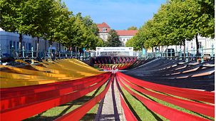 Der Alte Stadtkanal in Potsdam, geschmückt mit schwarzen, goldenen und roten Stoffbahnen.