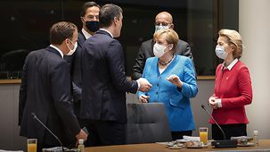 Bundeskanzlerin Merkel spricht mit weiteren Regierungschefs während des Europäischen Rates in Brüssel.