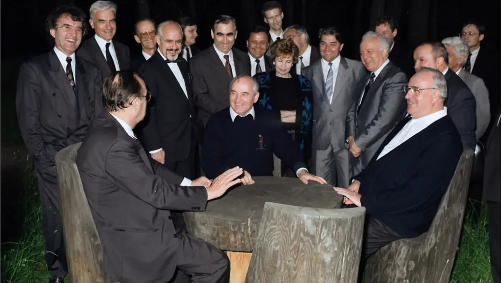 Le chancelier fédéral Helmut Kohl et le président soviétique Mikhaïl Gorbatchev