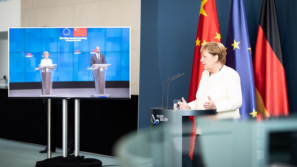 La chancelière fédérale Angela Merkel donne une conférence de presse virtuelle avec Charles Michel et Ursula von der Leyen