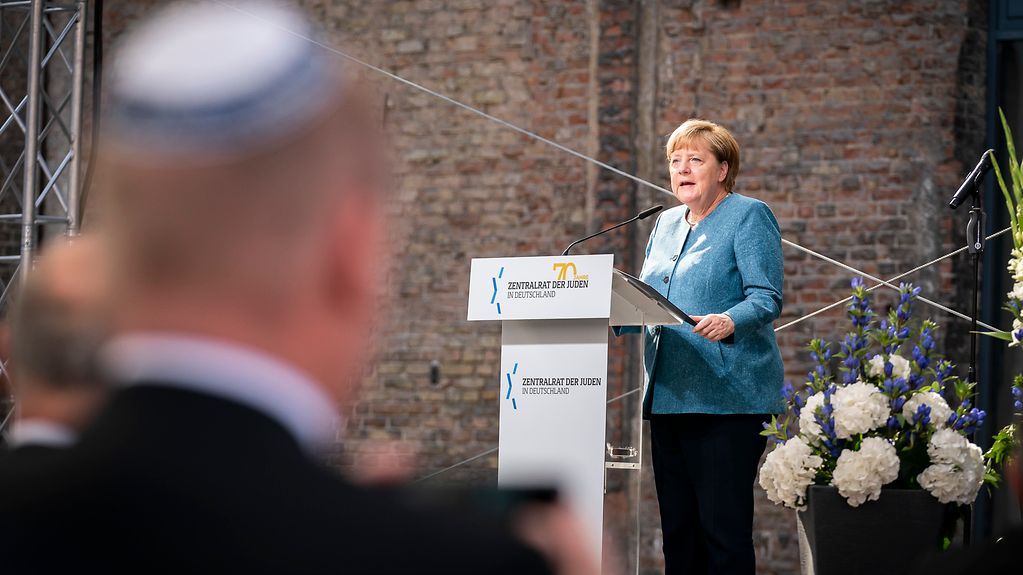 Kanzlerin Merkel während ihrer Rede beim Festakt zum 70-jährigen Bestehen des Zentralrats der Juden