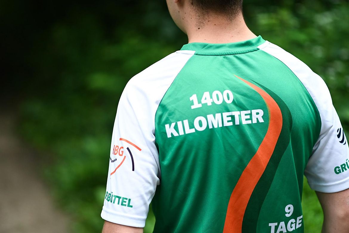 Ein Schüler trägt sein Lauftrikot mit der Aufschrift "1400 Kilometer".