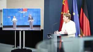 BK'in bei Pressekonferenz, über Video sind EU-Kommissionspräsident und EU-Ratspräsident dazugeschaltet