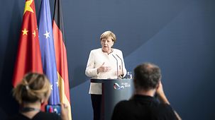 Bundeskanzlerin Angela Merkel bei einer Videokonferenz zum EU-China-Treffen im Bundeskanzleramt.