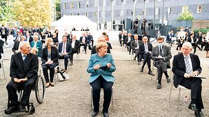 Bundeskanzlerin Angela Merkel in der ersten Reihe zwischen Wolfgang Schäuble und Josef Schuster, Vorsitzender des Zentralrats der Juden in Deutschland, anlässlich der Festveranstaltung zum 70. Jubiläum des Zentralrats.