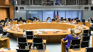 Bundeskanzlerin Angela Merkel im Gespräch mit den Kultusministerinnen und -ministern der Länder.