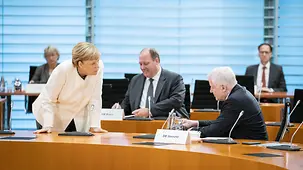 Bundeskanzlerin Angela Merkel im Gespräch mit Horst Seehofer, Bundesminister des Innern, für Bau und Heimat, zu Beginn einer Sitzung des Kabinetts.