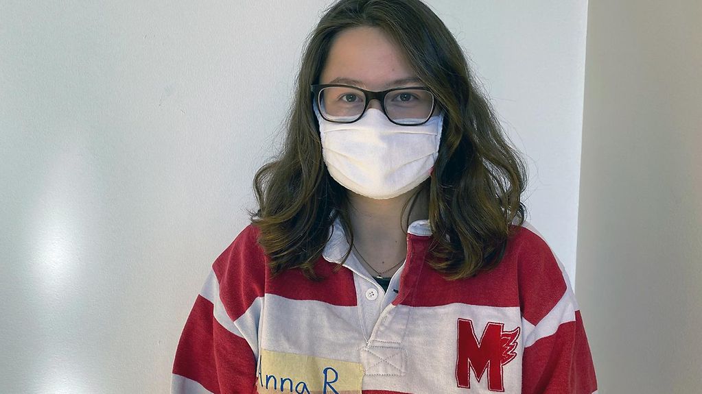 Portrait de la lycéenne Anna Röhm avec un masque