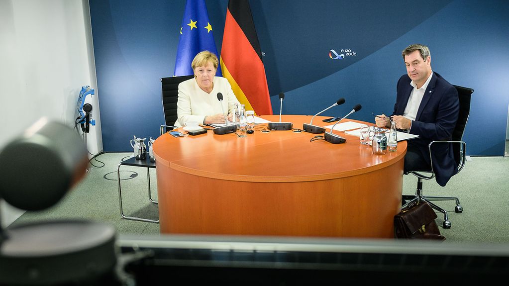 Bundeskanzlerin Angela Merkel mit Markus Söder, bayerischer Ministerpräsident, während einer Videokonferenz mit den Regierungschefinnen und Regierungschefs der Länder.