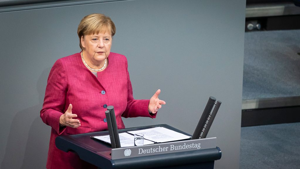 Bundeskanzlerin Angela Merkel spricht zum Haushalt 2021 im Bundestag.