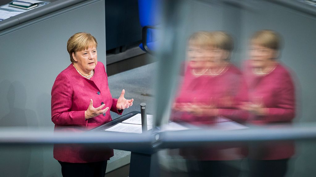 Bundeskanzlerin Angela Merkel spricht zum Haushalt 2021 im Bundestag.