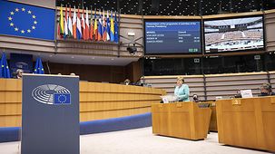 La chancelière fédérale Angela Merkel prononçant un discours pour le lancement de la présidence allemande du Conseil de l’UE dans la salle des séances du Parlement européen (en haut à gauche David Maria Sassoli, président du Parlement européen)