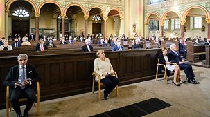Bundeskanzlerin Angela Merkel in der ersten Reihe bei einem ökumenischen Gottesdienst in Potsdam anlässlich 30. Jahre Deutschen Einheit.