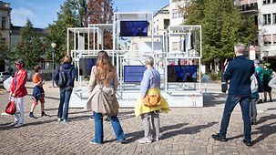 Besucher der Einheits-Expo unter dem Motte "Wir miteinander" in Potsdam.
