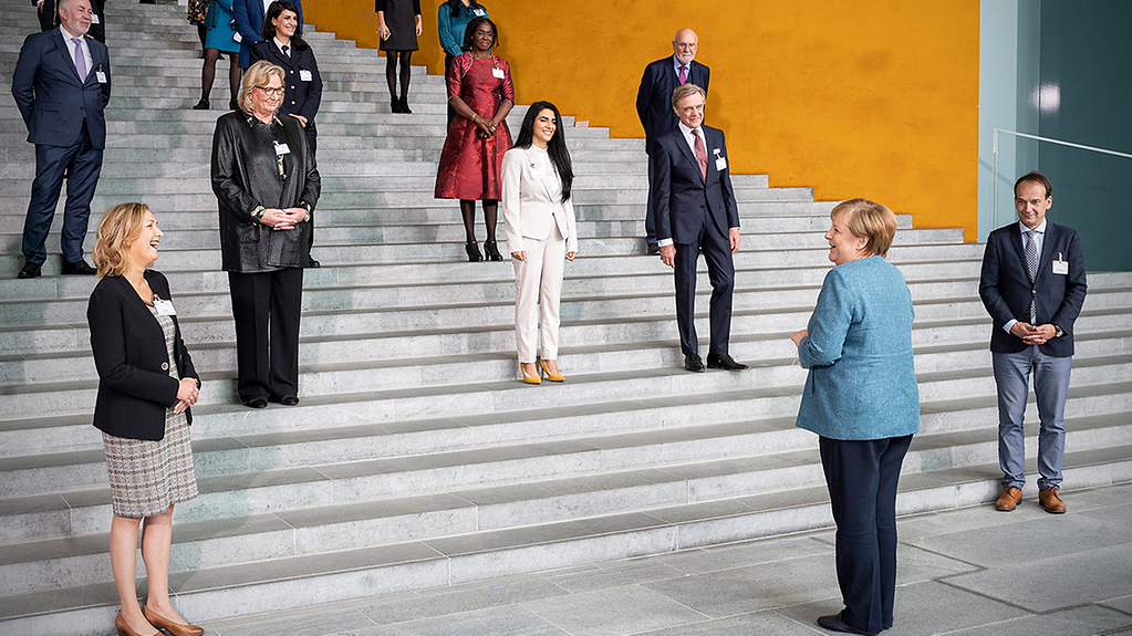 Bundeskanzlerin Angela Merkel im Gespräch mit den Nominierten des Integrationspreises.