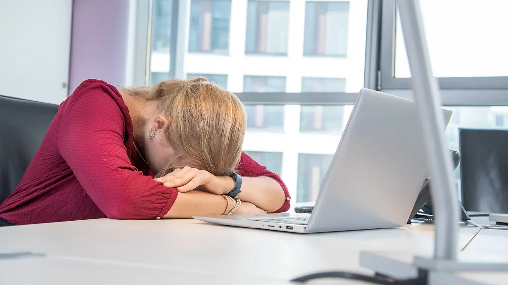 Eine Frau arbeitet an ihrem Laptop