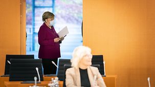 Bundeskanzlerin Angela Merkel im Gespräch vor Beginn einer Kabinettssitzung.
