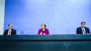 Bundeskanzlerin Angela Merkel bei einem Treffen mit den Regierungschefs und Regierungschefinnen der Länder.