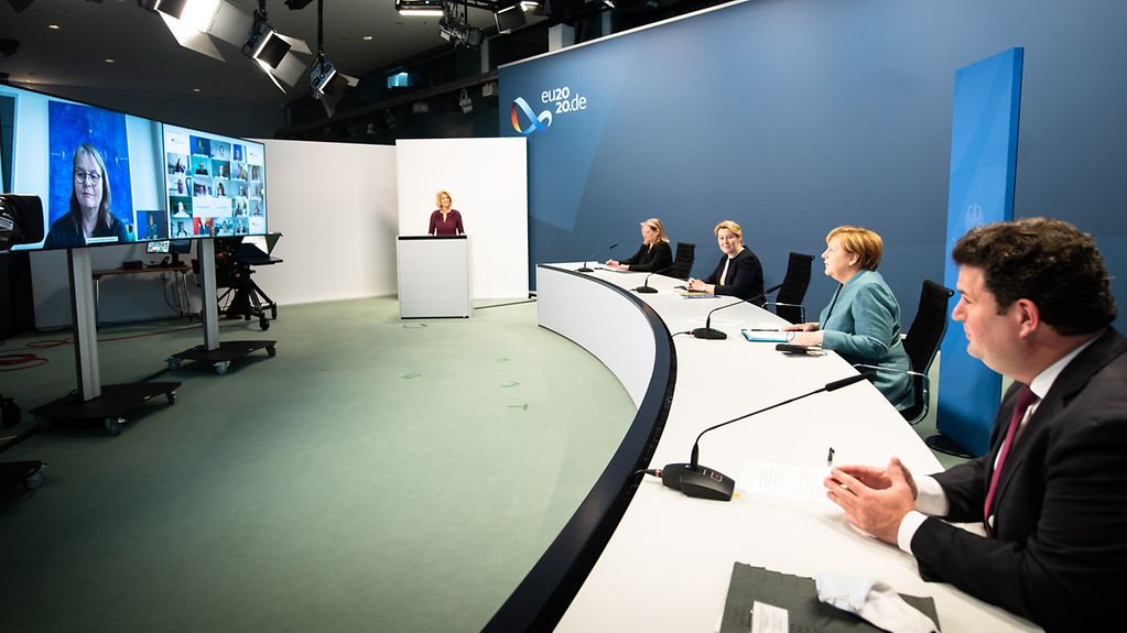 La chancelière fédérale Angela Merkel lors d’une vidéoconférence avec les associations de soignants dans le cadre de l’Action concertée pour les soins