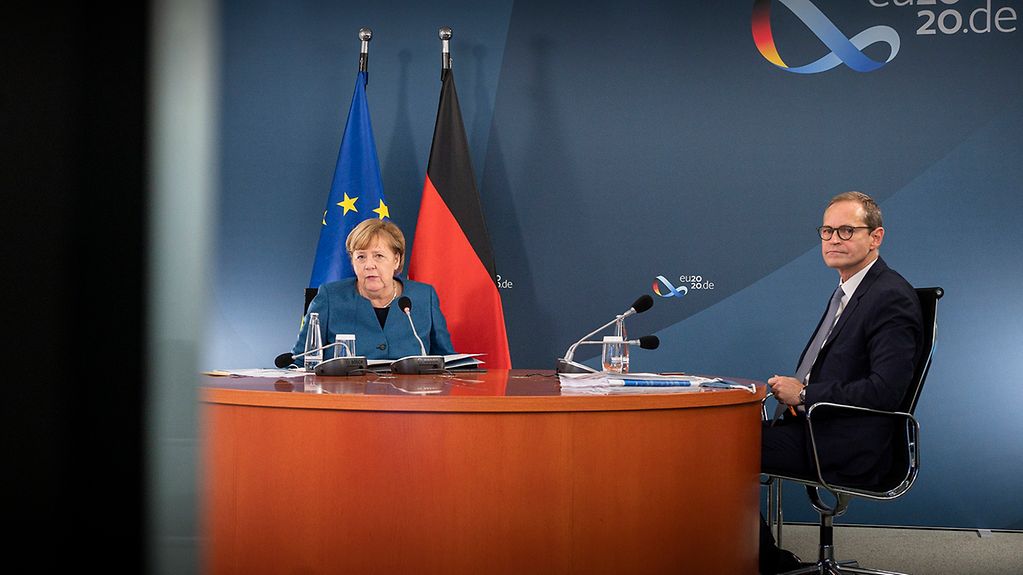 Bundeskanzlerin Merkel und Berlins Regierender Bürgermeister Müller im Kanzleramt während der Videokonferenz mit den Ministerpräsidenten