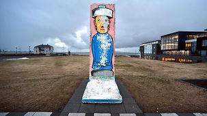 Teil der Berliner Mauer in Reykjavik vor dem Gästehaus der isländischen Regierung 