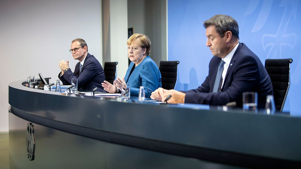 La chancelière fédérale Angela Merkel, le maire de Berlin Michael Müller et le ministre-président de Bavière Markus Söder lors de la conférence de presse qui a suivi les entretiens entre la Fédération et les Länder