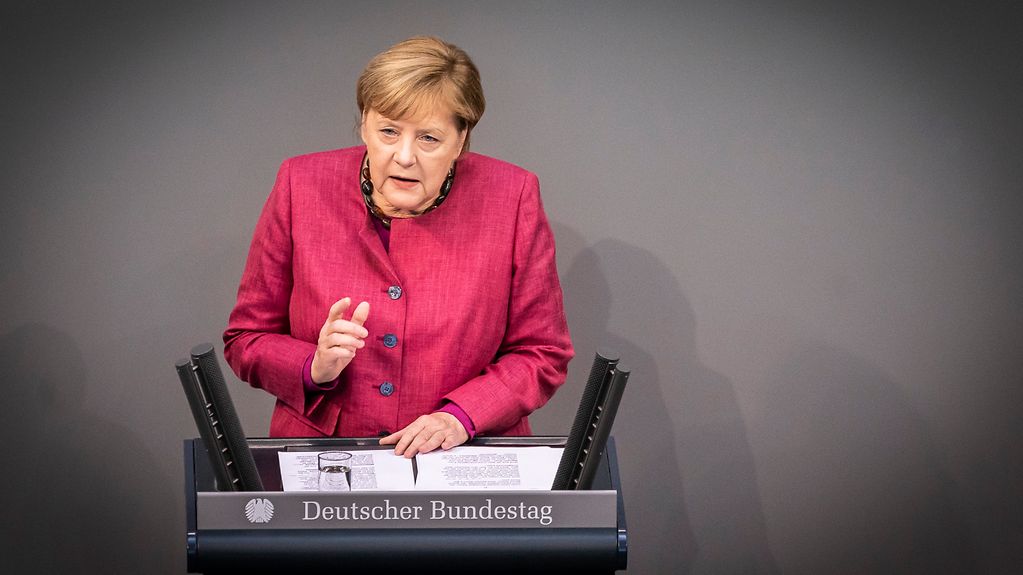 Kanzlerin Merkel erläutert im Bundestag die Beschlüsse zur Pandemie-Bekämpfung.