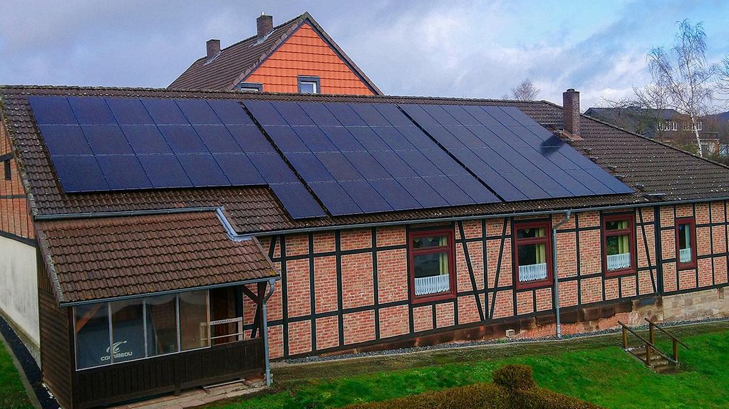 Foto zeigt ein Haus mit Solaranlage
