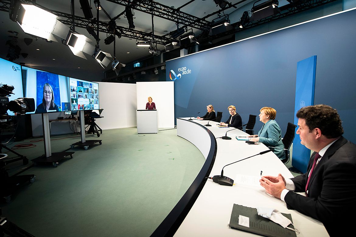 Bundeskanzlerin Angela Merkel während einer Videokonferenz mit Pflegeverbänden im Rahmen der Konzertierten Aktion Pflege (KAP)