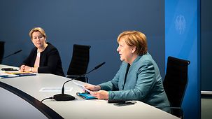 Bundeskanzlerin Angela Merkel während einer Videokonferenz mit Pflegeverbänden im Rahmen der Konzertierten Aktion Pflege (KAP) neben Franziska Giffey, Bundesministerin für Familie, Senioren, Frauen und Jugend.