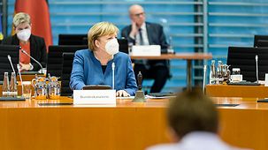 Bundeskanzlerin Angela Merkel mit Maske zu Beginn einer Kabinettssitzung.