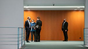 Bundeskanzlerin Angela Merkel im Gespräch mit Steffen Seibert, Sprecher der Bundesregierung, und Michael Müller, Berlins Regierender Bürgermeister.