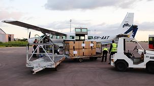 Ankunft der Corona-Test-Kits auf dem Flughafen in N’Djamena, der Hauptstadt von Tschad.